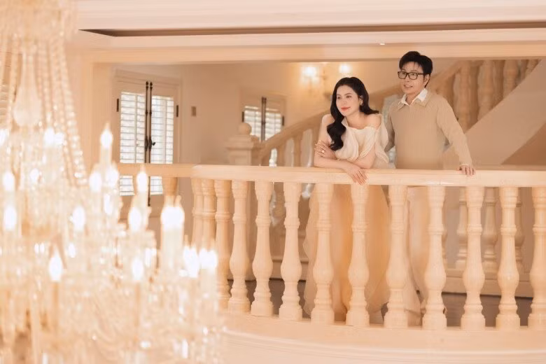 Khu vực cầu thang ấn tượng với đèn chùm pha lê lộng lẫy. Ảnh: FBNV