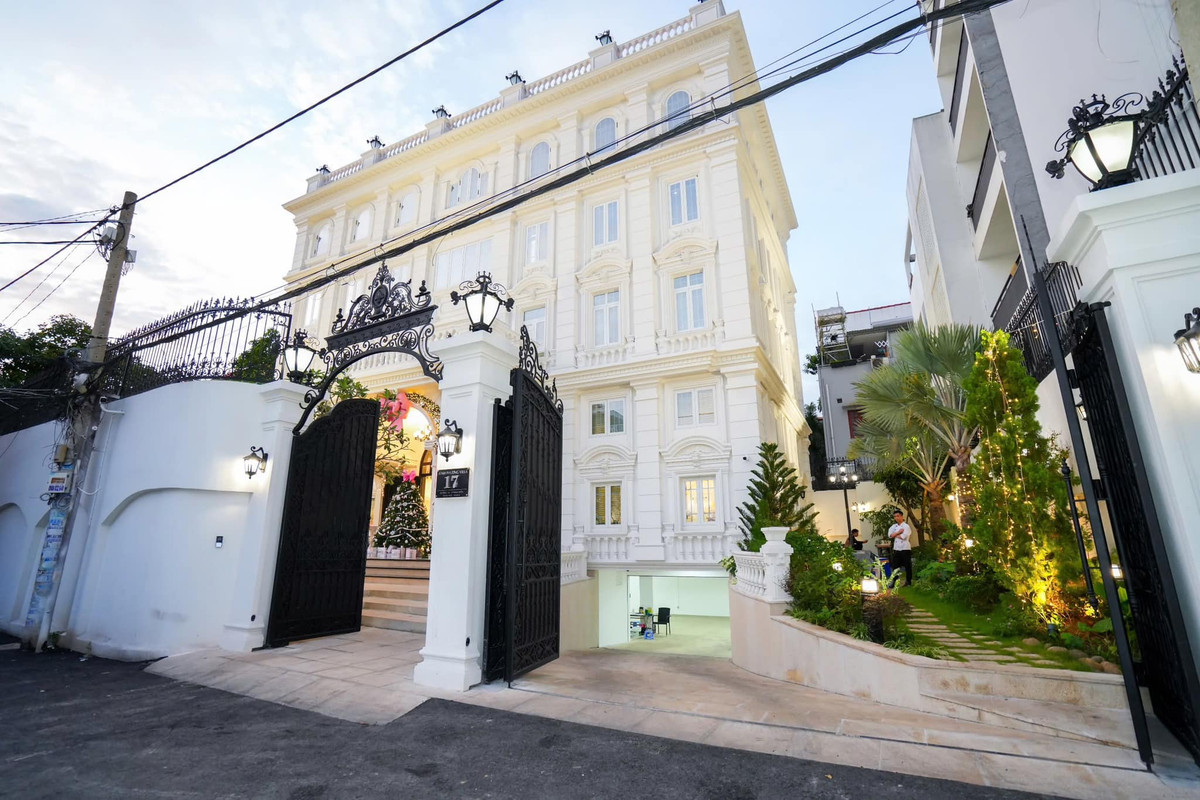 Biệt thự có gam màu trắng chủ đạo, mang phong cách tân cổ điển gồm 5 tầng. Ảnh: FBNV