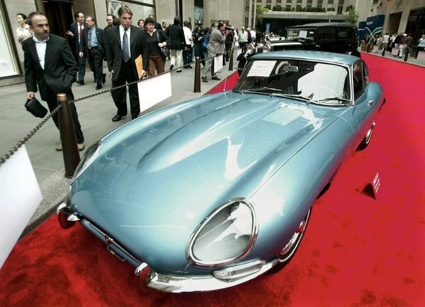 Bên cạnh những chiếc Tesla, gara của Elon Musk còn có chiếc xe Jaguar 1967 E-type. Ảnh: Reuters
