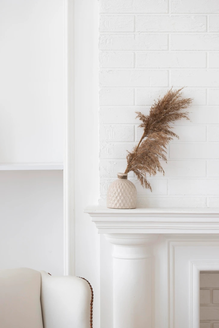 Một trong những cách đơn giả giúp căn phòng trông rộng rãi hơn là sơn màu trắng. Dù sơn trần nhà, viền trang trí hay thậm chí lò sưởi, gam màu trắng cũng căn phòng có cảm giác rộng hơn và sáng hơn. Ảnh: Freepik