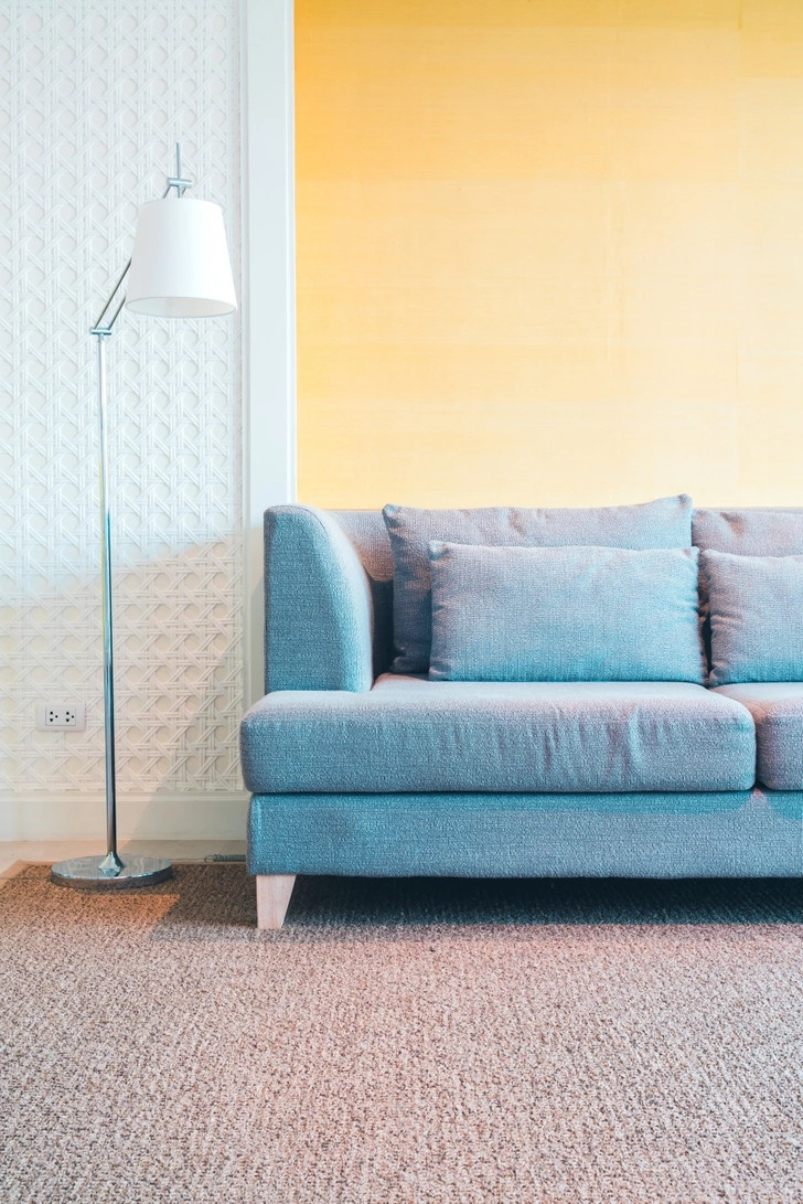 Thay vì đặt một tấm thảm nhỏ ở giữa, hãy chọn tấm thảm lớn hơn trong phòng khách. Điều này giúp không gian có cảm giác kết nối và rộng rãi hơn. Ảnh: Brightside