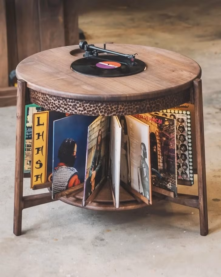 Nội thất đa năng giúp tối đa hóa không gian trong phòng khách. Các vật dụng như đèn sàn có kệ, thùng lưu trữ có thể dùng làm bàn hoặc ghế, và bàn cà phê có ngăn ẩn hoặc ngăn kéo giúp không gian gọn gàng. Ảnh: Brightside