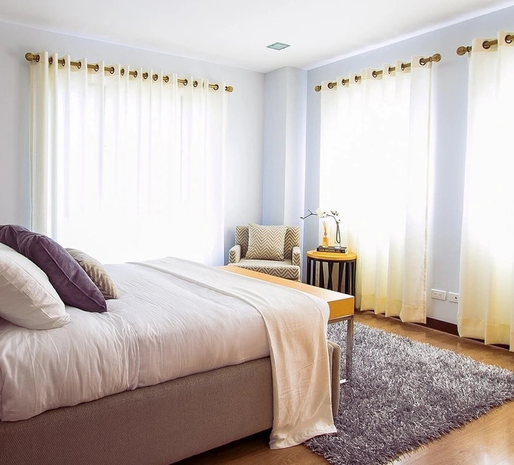 Để tạo không gian mở và thoáng hơn, nên chọn đèn âm trần. Ngoài ra, rèm cửa mỏng nhẹ cũng là lựa chọn tuyệt vời để đón tối đa ánh sáng mặt trời, làm không gian trở nên sáng sủa và rộng rãi hơn. Ảnh: Brightside