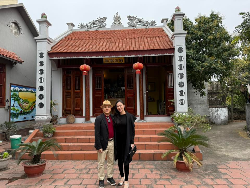 Mới đây, Shark Bình chia sẻ trên trang cá nhân hình ảnh cùng bà xã Phương Oanh về quê tảo mộ. Nhiều bình luận bày tỏ sự ngưỡng mộ với vợ chồng Shark Bình - Phương Oanh. Ảnh: FB Nguyen Hoa Binh