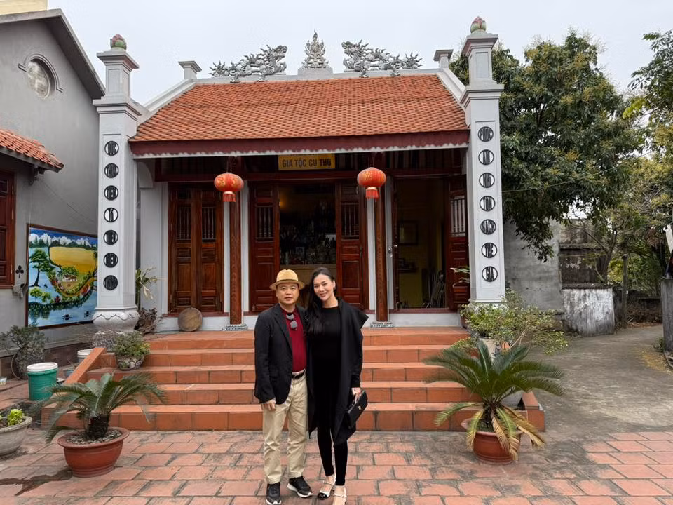 Mới đây, Shark Bình chia sẻ trên trang cá nhân hình ảnh cùng bà xã Phương Oanh về quê tảo mộ. Nhiều bình luận bày tỏ sự ngưỡng mộ với vợ chồng Shark Bình - Phương Oanh. Ảnh: FB Nguyen Hoa Binh