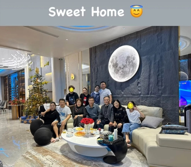 Biệt thự của Shark Bình - Phương Oanh mang phong cách hiện đại với tone màu xám nhưng cũng rất ấm cúng. Ảnh: FBNV