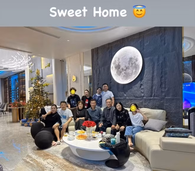 Biệt thự của Shark Bình - Phương Oanh mang phong cách hiện đại với tone màu xám nhưng cũng rất ấm cúng. Ảnh: FBNV