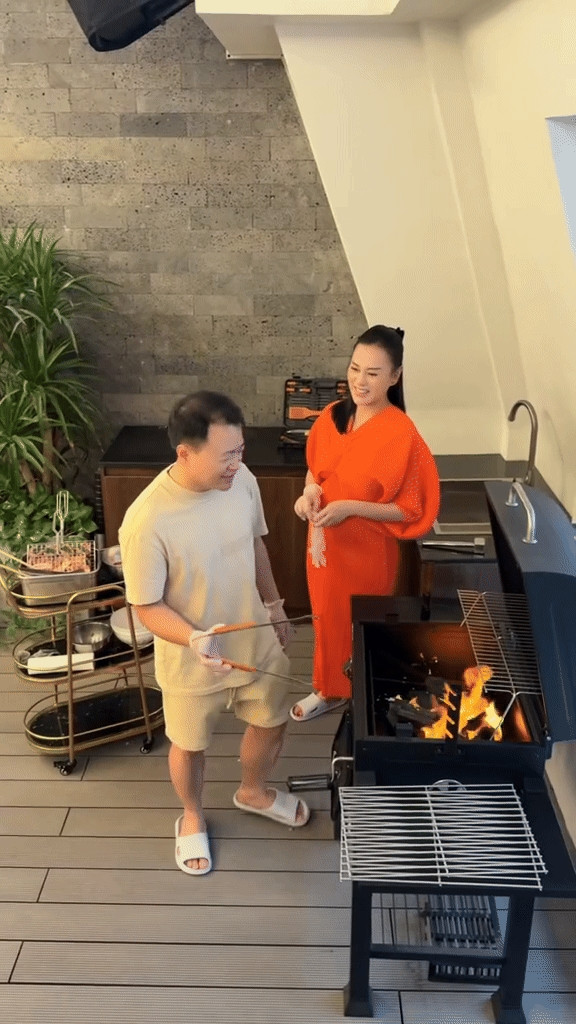 Ngoài ra, căn biệt thự còn có khoảng sân thượng rộng dành riêng cho những buổi tiệc BBQ và tụ tập bạn bè. Ảnh chụp màn hình