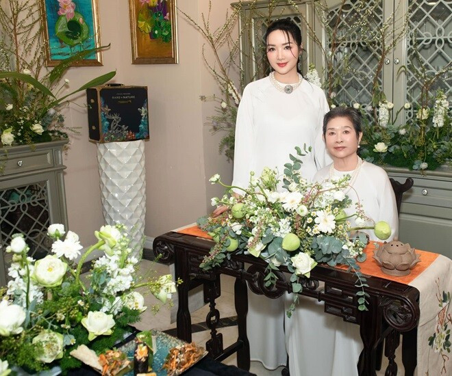 Mới đây, "mỹ nhân không tuổi" chia sẻ hình ảnh trong biệt thự rộng 1.000m2 được trang hoàng lộng lẫy ngập tràn hoa tươi. Ảnh: FB Giáng My