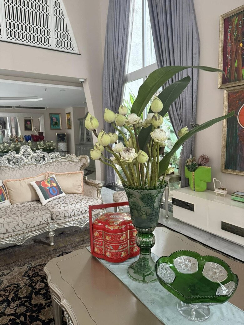 Phòng khách rộng với sofa họa tiết trắng bạc trang nhã. Ảnh: FBNV