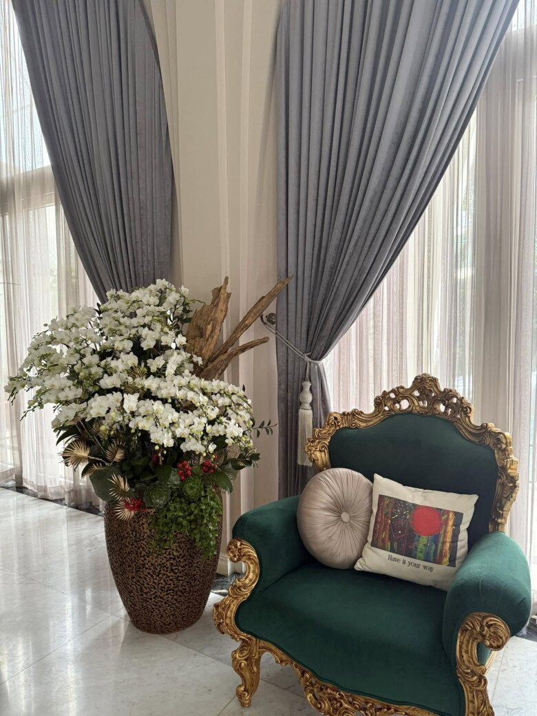 Hoa hậu Giáng My trang trí nhiều hoa tươi trong nhà. Ảnh: FBNV