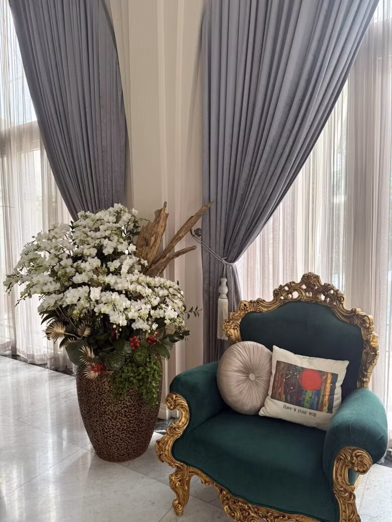 Hoa hậu Giáng My trang trí nhiều hoa tươi trong nhà. Ảnh: FBNV