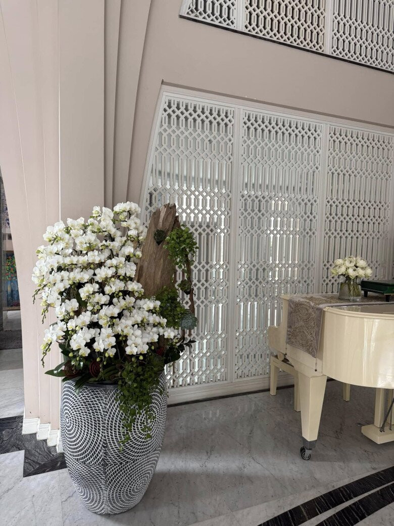 Đàn piano trắng đặt gần cửa ra vào. Ảnh: FBNV