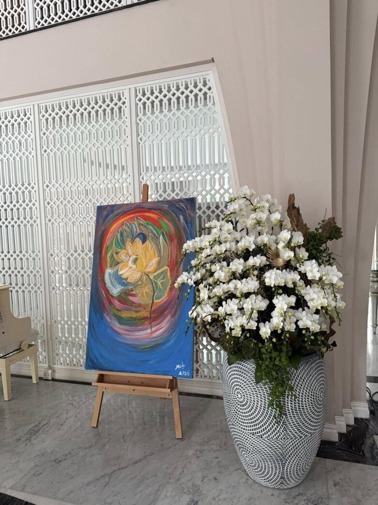 Góc nghệ thuật với bức tranh sen nhiều màu sắc kết hợp lan trắng. Ảnh: FBNV