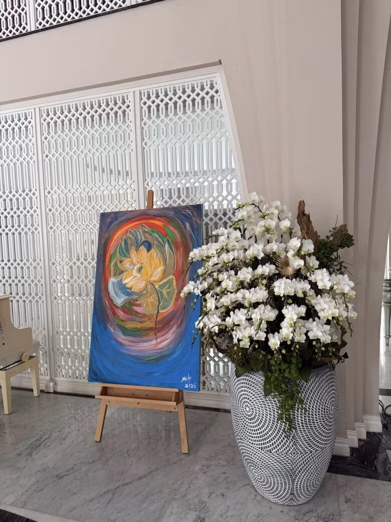 Góc nghệ thuật với bức tranh sen nhiều màu sắc kết hợp lan trắng. Ảnh: FBNV
