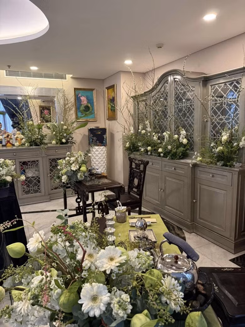 Khu vực trà đạo ngập hoa tươi và cây cảnh. Ảnh: FBNV