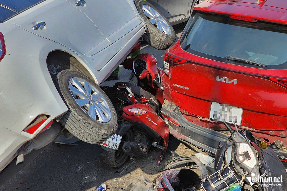 Buồn ngủ, đạp nhầm chân ga, tài xế ô tô gây tai nạn liên hoàn Buon ngu, dap nham chan ga, tai xe o to gay tai nan lien hoan