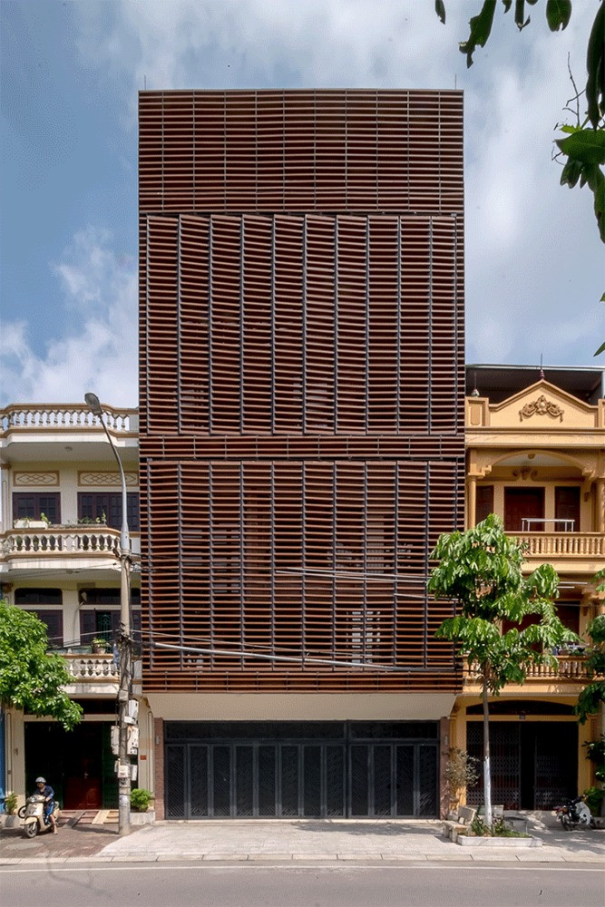 Ấn tượng nhất là mặt tiền sở hữu 2 lớp “bảo vệ”. Ngoài cùng là hệ cửa đứng với chất liệu khung thép, gỗ. Ảnh: Tiến Thành Nguyễn