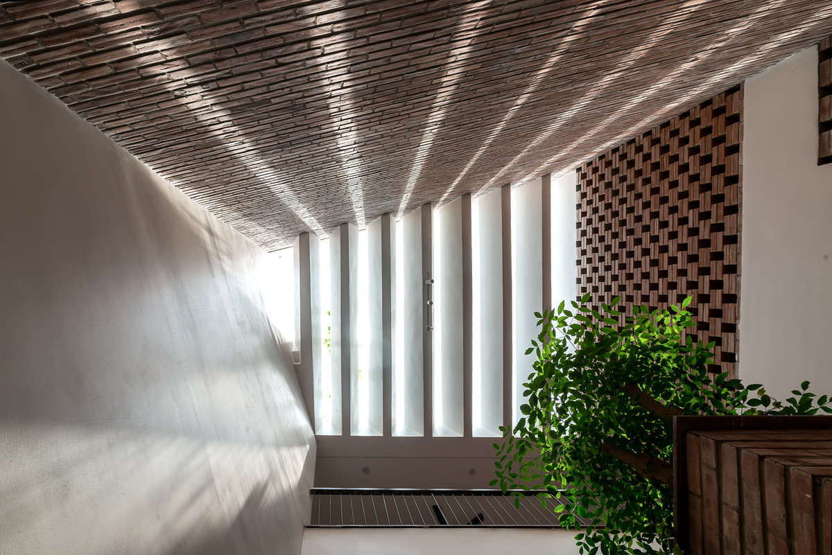 Để không gian sống trong lành theo đúng ý tưởng về kết cấu hang động, giếng trời, các giải pháp lấy sáng sau nhà, thông gió được áp dụng khéo léo. Ảnh: Tiến Thành Nguyễn