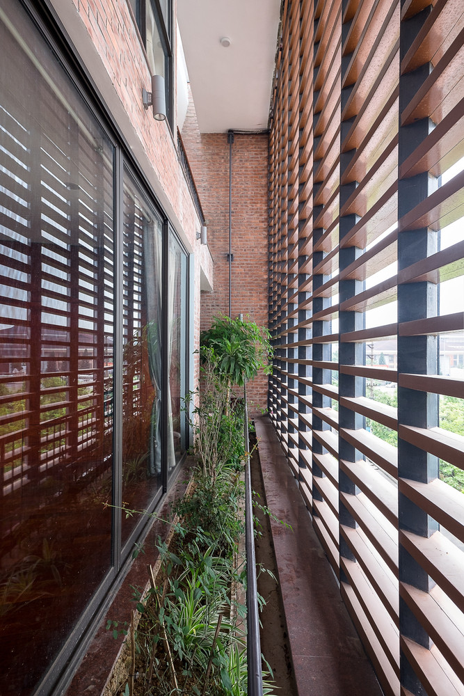 Bên trong là hệ cửa kính dày, có tác dụng cản bụi bẩn, tiếng ồn từ môi trường bên ngoài. Ảnh: Tiến Thành Nguyễn