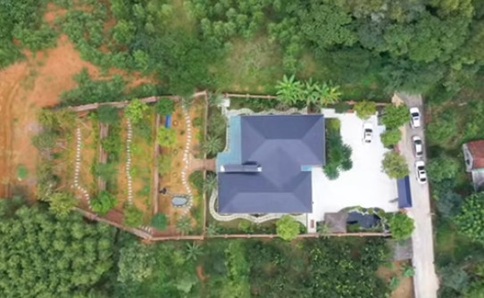 Mới đây, kênh YouTube NhaF giới thiệu một căn biệt thự nhà vườn rộng tới 2.000m2 tại Đô Lương (Nghệ An). Ảnh chụp màn hình NhaF