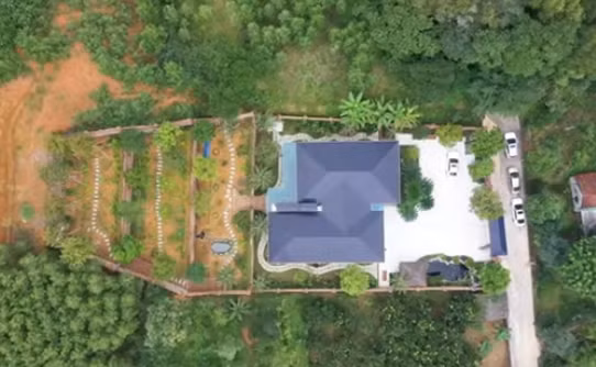 Mới đây, kênh YouTube NhaF giới thiệu một căn biệt thự nhà vườn rộng tới 2.000m2 tại Đô Lương (Nghệ An). Ảnh chụp màn hình NhaF