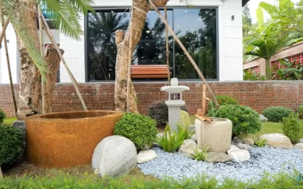 Ngôi nhà mang kiến trúc hiện đại nhưng pha chút truyền thống như giếng cổ, tường gạch...Ảnh chụp màn hình NhaF