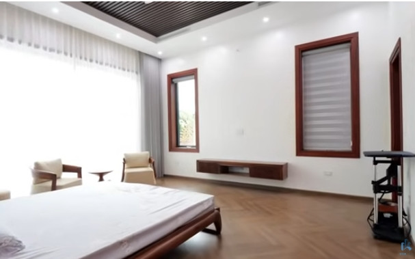 Phòng ngủ thứ hai trong căn nhà rộng, thoáng và bố trí khoa học. Ảnh chụp màn hình NhaF