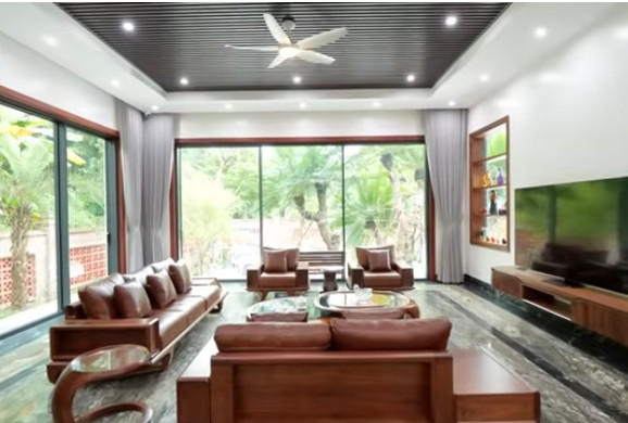 Nội thất trong căn nhà mang phong cách hiện đại, sử dụng toàn bộ gỗ óc chó. Ảnh chụp màn hình NhaF