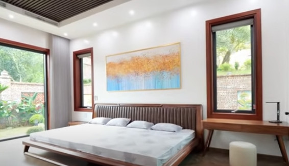 Là không gian nghỉ dưỡng của cả gia đình nên chiếc giường trong phòng ngủ rất rộng. Ảnh chụp màn hình NhaF