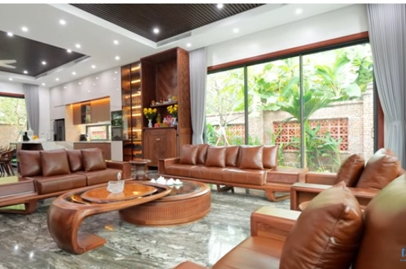 Phòng khách thông thoáng, nổi bật với bộ sofa lớn. Ảnh chụp màn hình NhaF