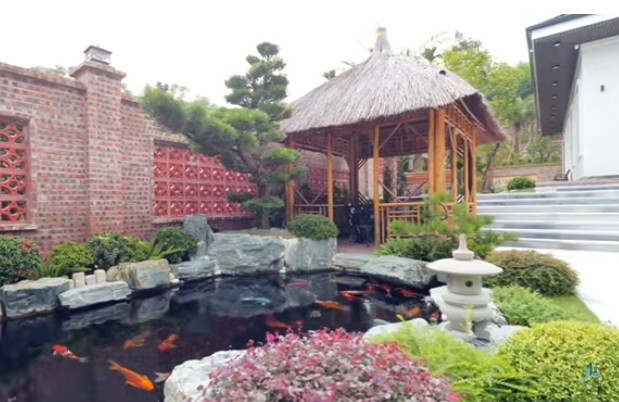 Cạnh hồ cá Koi thiết kế một chòi nghỉ vừa thư giãn, vừa ngắm cảnh. Ảnh chụp màn hình NhaF
