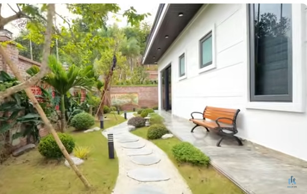 Khoảng sân vườn phía sau được lát đá, trải sỏi. Ảnh chụp màn hình NhaF