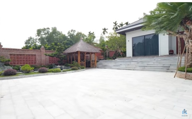 Dù khu đất rất rộng nhưng diện tích xây nhà chỉ khoảng 300m2, còn lại được ưu tiên dành cho sân vườn. Ảnh chụp màn hình NhaF