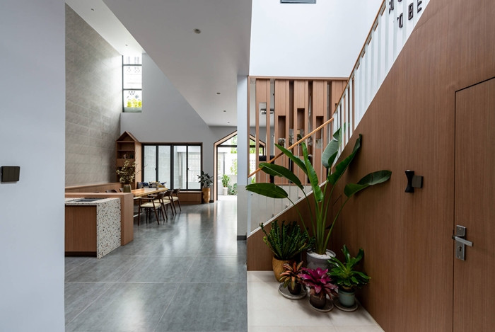 Không chỉ giúp đối lưu, khoảng thông tầng còn tăng kết nối các thành viên ở mọi không gian. Ảnh: Lonton Studio