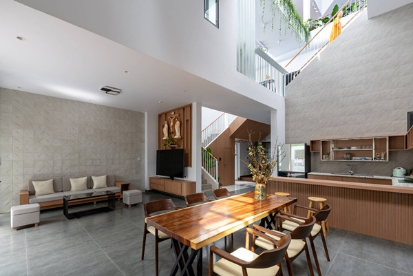 Phòng khách nằm gọn ở mép trái của căn nhà. Ảnh: Lonton Studio