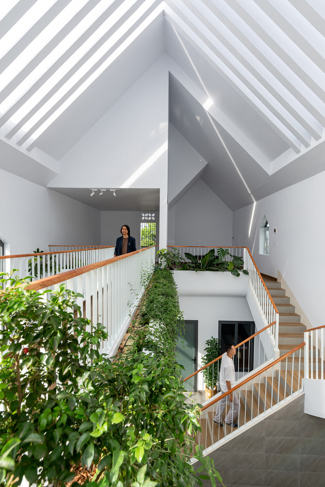 Hành lang được bố trí cây xanh ở vị trí đón sáng dễ dàng nhất, giúp thanh lọc không khí. Ảnh: Lonton Studio