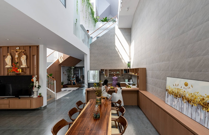 Nhà bếp và bàn ăn được thiết kế liền mạch, nằm ngay dưới khoảng thông tầng. Ảnh: Lonton Studio