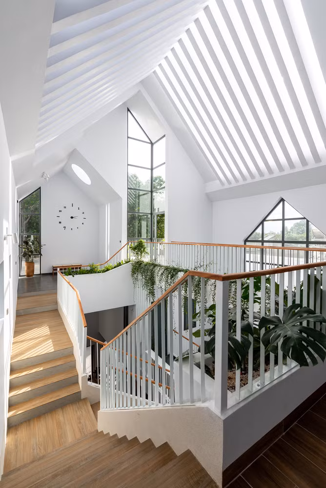 Do số lượng thành viên lớn, nhu cầu gắn kết tình cảm quan trọng nên kiến trúc sư thiết kế nhà dựa trên ý tưởng tối ưu cách thức giao tiếp giữa bố mẹ và con cái, giúp quá trình tương tác diễn ra thường xuyên và tự nhiên hơn. Ảnh: Lonton Studio