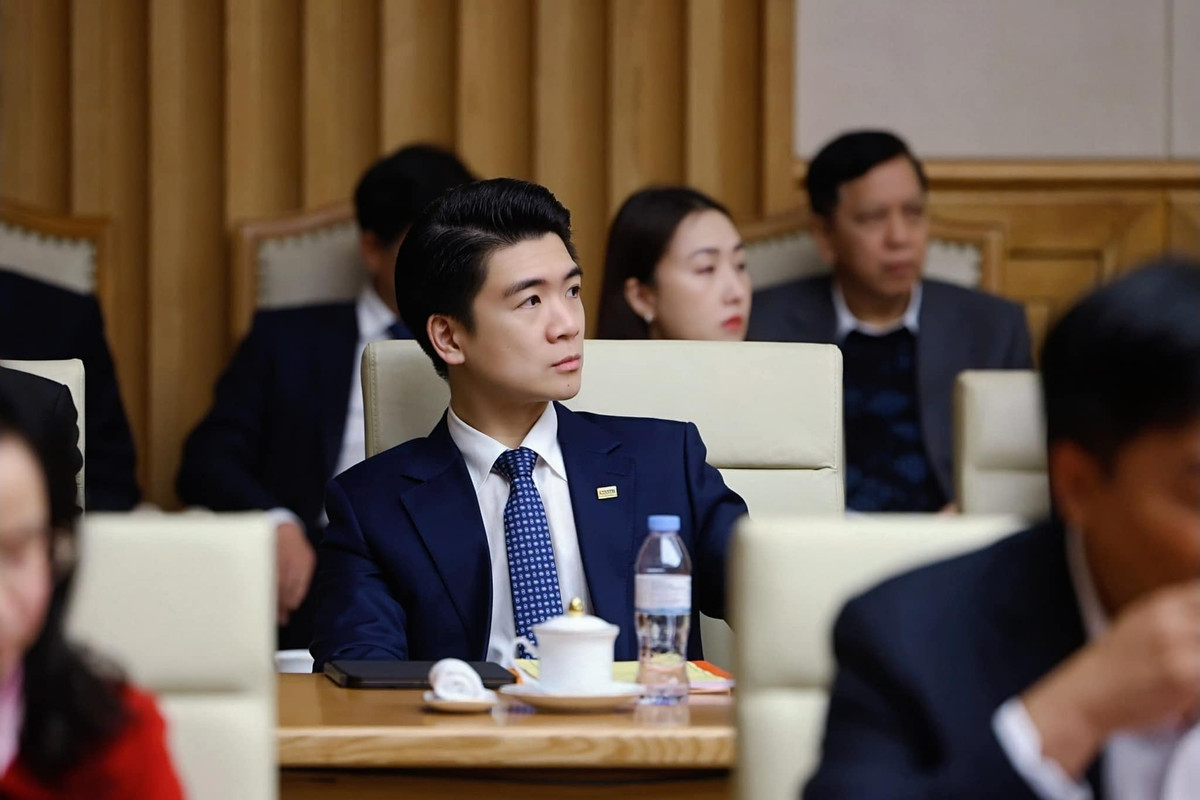 Mới đây, doanh nhân Đỗ Quang Vinh - Phó Tổng Giám đốc SHB đăng tải hình ảnh có mặt tại Hội nghị Thường trực Chính phủ làm việc với các ngân hàng thương mại. Phía dưới, cư dân mạng để lại nhiều bình luận khen ngợi thần thái đỉnh chóp của vị Phó Tổng khi làm việc. Ảnh: FB Đỗ Quang Vinh