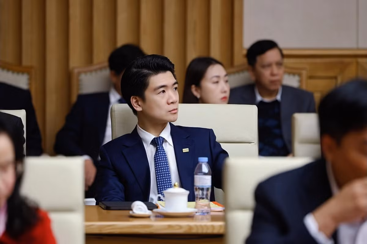 Mới đây, doanh nhân Đỗ Quang Vinh - Phó Tổng Giám đốc SHB đăng tải hình ảnh có mặt tại Hội nghị Thường trực Chính phủ làm việc với các ngân hàng thương mại. Phía dưới, cư dân mạng để lại nhiều bình luận khen ngợi thần thái đỉnh chóp của vị Phó Tổng khi làm việc. Ảnh: FB Đỗ Quang Vinh