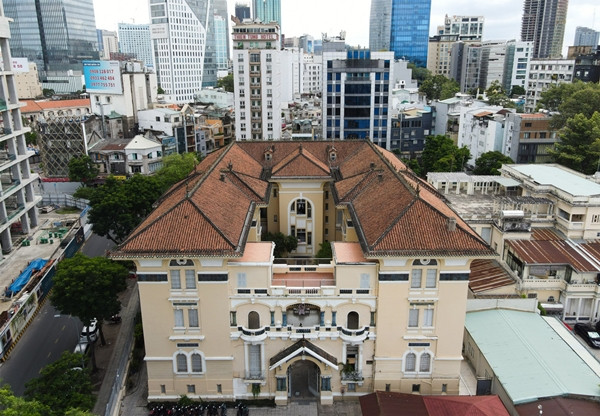 Dinh thự chính gồm 4 tầng mái lợp ngói âm dương, tường dày 40 - 60cm. Ảnh: Người đưa tin