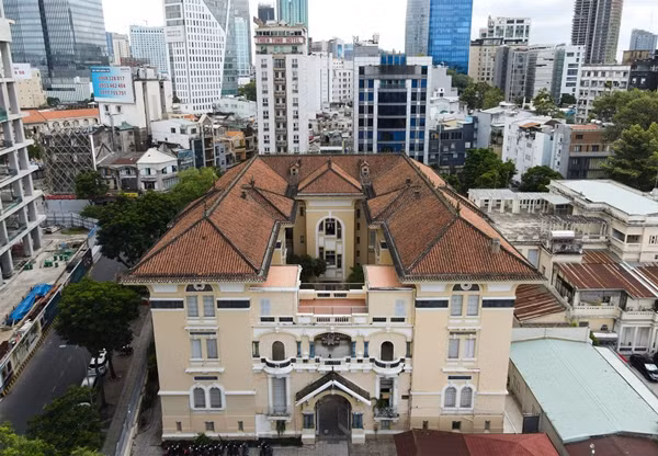 Dinh thự chính gồm 4 tầng mái lợp ngói âm dương, tường dày 40 - 60cm. Ảnh: Người đưa tin