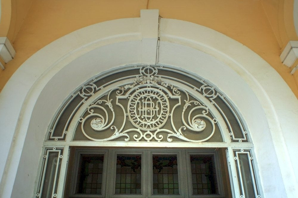 Cửa chính vào khu vực sảnh có kiến trúc cuốn vòm, trên vòm cửa có hoa sắt cách điệu. Ảnh: Qpdesign