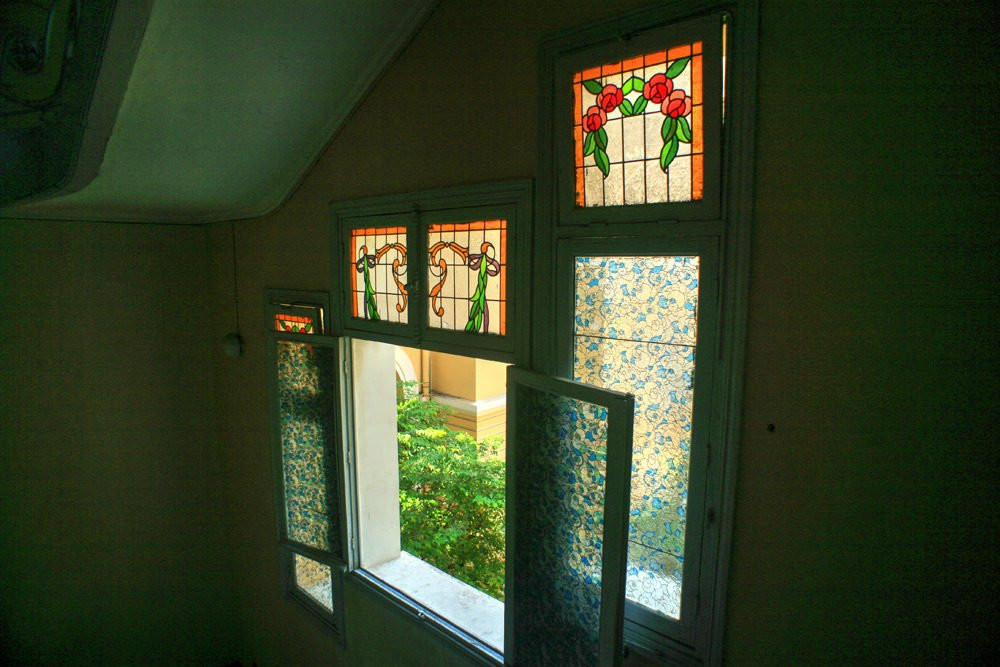 Các ô cửa kính được lắp kính màu có hoa văn, đậm chất châu Âu. Ảnh: Qpdesign