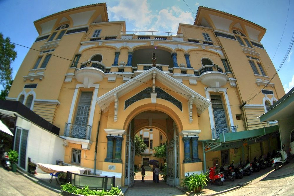 Sau gần 100 năm, toà nhà nhiều lần được tu sửa, sơn mới. Ảnh: Qpdesign