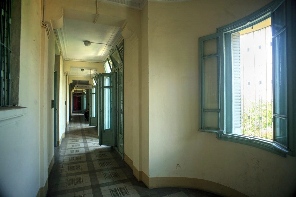 Toàn bộ nền sàn tòa nhà lát bằng gạch hoa với nhiều kiểu hoa văn đa dạng, phong phú. Ảnh: Qpdesign