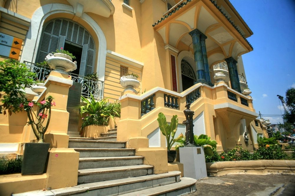 Quy mô đồ sộ của toà nhà còn thể hiện ở số lượng nhiều phòng ốc, đặc biệt có tới 99 cửa các loại. Ảnh: Qpdesign