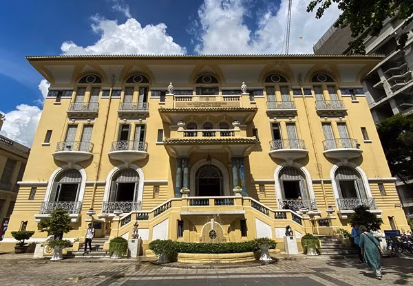 Gia đình Chú Hỏa từng sở hữu khoảng 20.000 căn nhà mặt tiền giữa đất Sài Gòn, trong đó đáng chú ý nhất dinh thự 99 cửa tại số 97 đường Phó Đức Chính (Quận 1, TP HCM). Ảnh: Người đưa tin