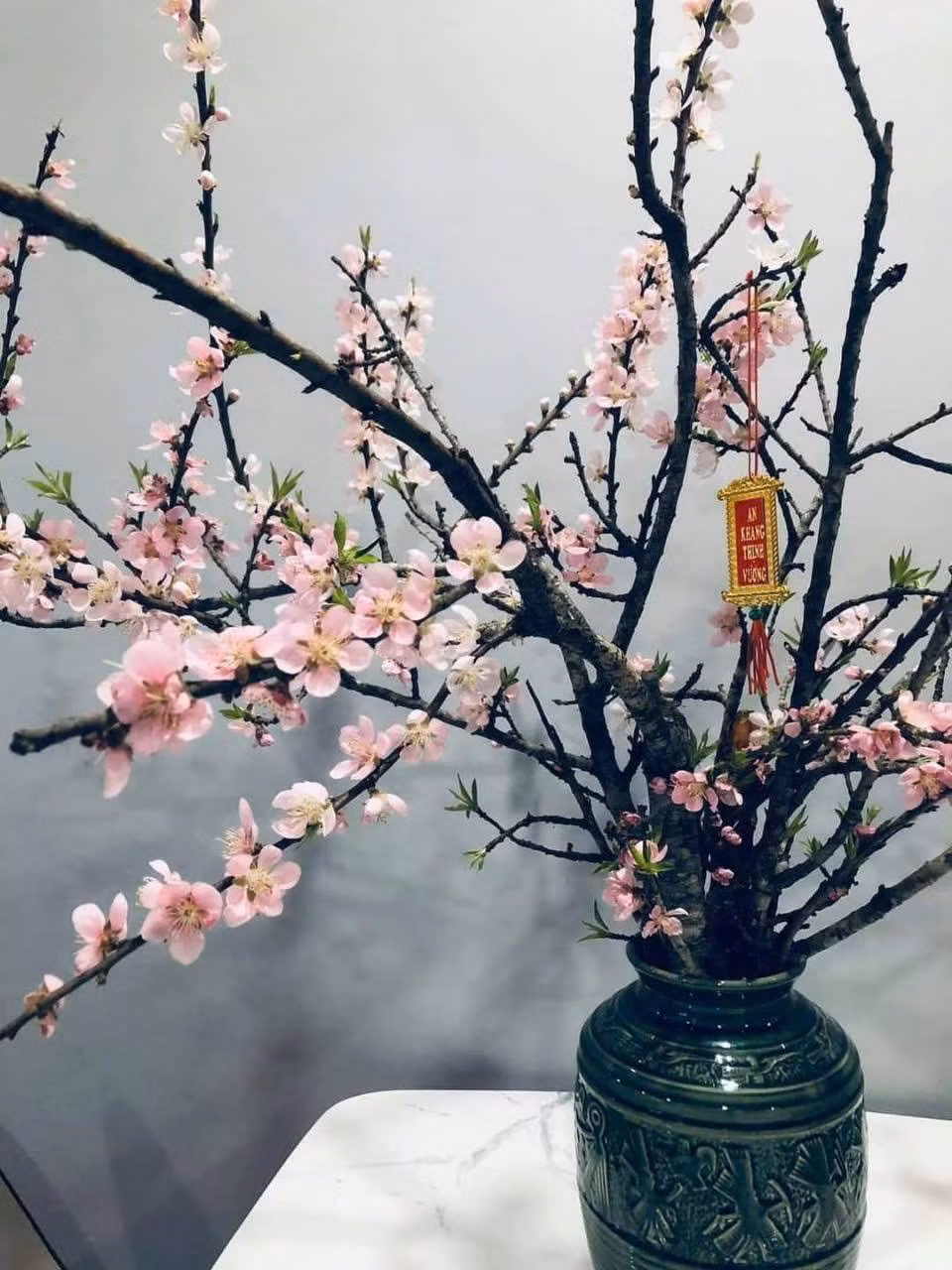 Theo chị Huệ, khách mua đào chơi Rằm tháng Giêng không nhiều bằng dịp Tết Nguyên đán. Hầu hết, khách chọn mua những cành đào nhỏ hoặc cành dăm cắm bình. Ảnh: FB Lê Thị Huế